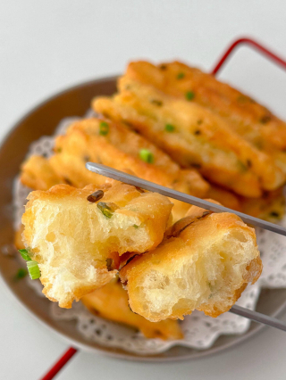 早餐店蔥香小油條的家常做法，關鍵兩步不油膩_面團_油鍋_溫水