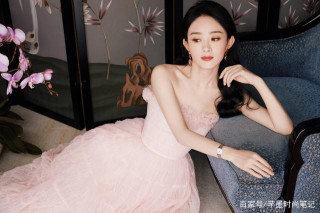 不愧是娛樂圈“花仙子”,一款櫻花粉花邊裙，瞬間穿出公主華麗範