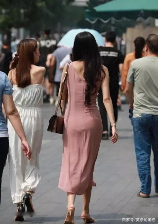 連衣裙盡顯時尚氣息，展現女神的時尚風範，顯得時尚潮流範十足