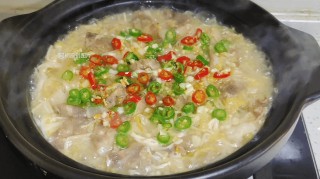 天冷愛這菜勝過吃餃子，上桌比肉搶手！簡單燉一鍋，溫暖又開胃、百吃不膩，這才是冬天的味道_金針菇_食用_備用