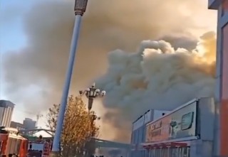 突發！河北一家居市場突發火災，現場濃煙滾滾，傷亡情況未知
