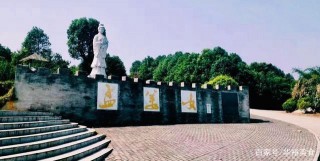 這個鄉村旅遊景點是湖光山色，還有孟姜女雕像和土家族鄒馬角樓