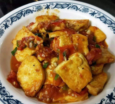 紅燒番茄煨豆腐、青椒糖醋裏脊、香菇燒雞塊，三道美味營養家常菜