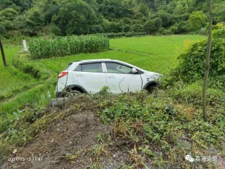 桂林一輛小汽車沖進田裏！