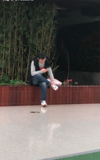 王思聰近況曝光，穿著簡樸獨自現身，身邊不見美女好孤單