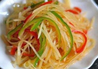 做涼拌土豆絲，不要直接焯水，學會多做一步，土豆絲更脆不發黑