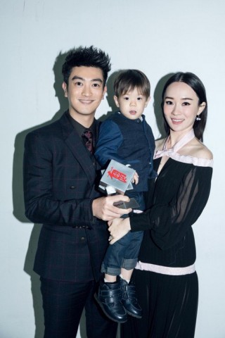 嗯哼才是被愛寵大的孩子，機場上他做了一件事打破父母炒作謠言