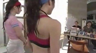 王思聰可真敢說，見美女穿的太性感，直接發話要她拉衣服！