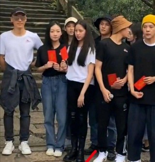 進娛樂圈只為鍍金，歐陽娜娜想效仿章澤天，歐陽家意在卡戴珊家族
