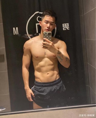 型男範十足的健身小狼狗，八塊腹肌盡顯好身材，男人最好的外衣！