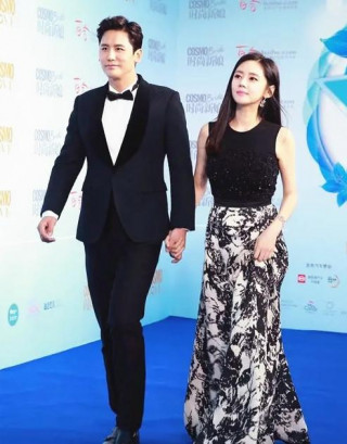 秋瓷炫牽手於曉光亮相，穿印花長裙好溫婉，不愧是“媳婦”