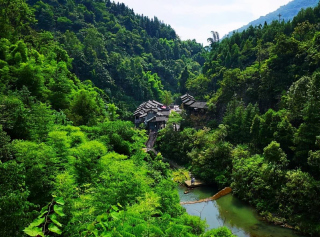 四川東部一個“清涼”的山谷，暗河溶洞、深潭瀑布，縱橫交錯