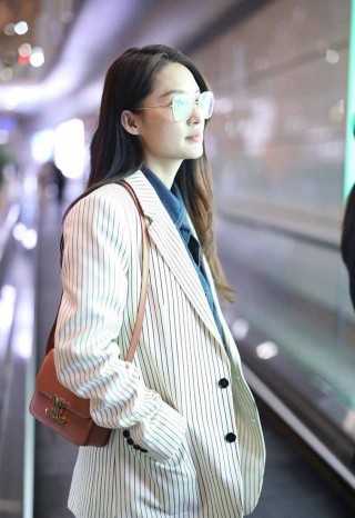 李沁的職場風好知性，西裝牛仔衣配高腰褲，身高166穿出176既視感