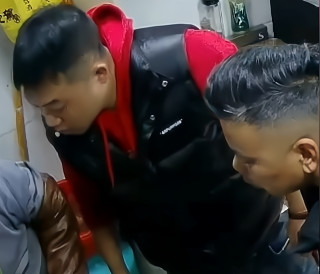 江蘇一烤魚店一條魚發出奇怪叫聲，店員滿臉驚訝，老板的做法亮了
