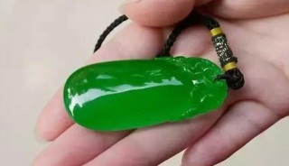 一千萬以上的帝王綠翡翠都在這了，從玩翡翠開始收集到現在的美圖