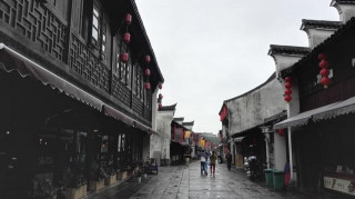 浙江的觀潮勝地，一座有著千年歷史的古鎮，名氣卻不如烏鎮、西塘