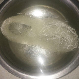 涼拌菠菜粉絲，爽口開胃，上桌就被搶光