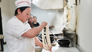 陝北大姐縣城賣扯面一天數百碗，很多人是看名字去吃字去吃