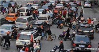 汽車在等紅燈時被電車撞了，判決結果一出，網友：誰是弱勢群體