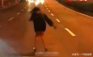 上海一女子深夜在路中大哭，疑似受到感情挫折，汽車見狀紛紛避讓