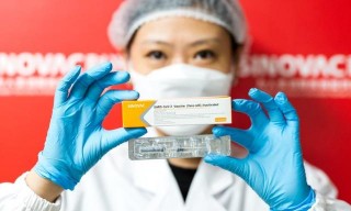 變“政治足球”！巴專家：巴西需要疫苗，但總統偏好牛津的