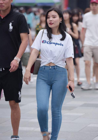 白色冠軍短袖搭配藍色時尚時尚褲，簡潔風格為主，時尚出街的首選