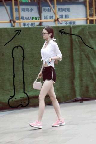 街拍：長發美女，弔帶熱褲，身材嬌好