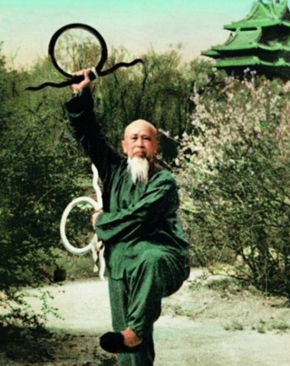 八卦掌傳人李子鳴葬禮上，為何有個日本人醉倒在靈前，念叨兩個字