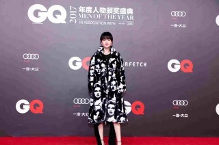 譚卓不是誇你，這樣的造型也就是你能行，跟你學就對了
