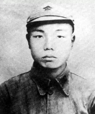 蕭華：1937年和只有13歲的戀人分別時，他送給她1條紅底碎花棉被
