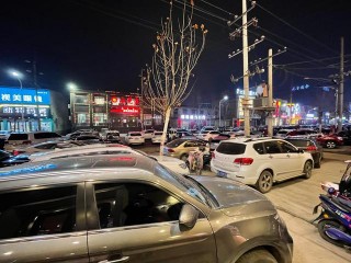 臨潁美食探訪：潁河路美食街上，有家地道的重慶火鍋，去晚要排隊