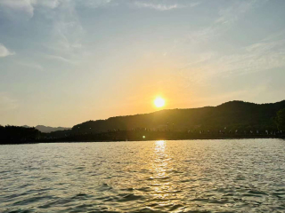 杭州西湖旅遊攻略：美景與美食的完美邂逅_旅行_魅力_景區