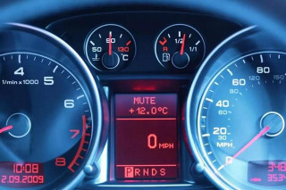 手動擋汽車以4檔每小時120的速度行駛，會傷到車嗎？