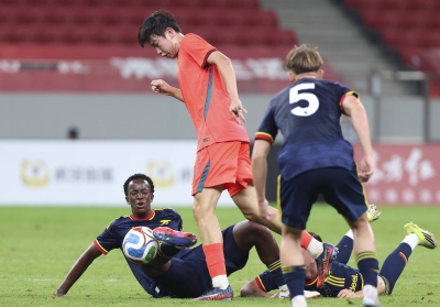 趙松源兩球程晟涵補時絕殺 U17國足3-2力克阿森納U17_國少隊_防守_禁區