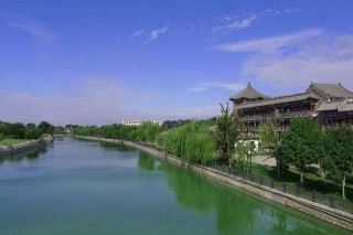 天津有一歷史古鎮，以木板年畫聞名，人稱“北方民間藝術集散地”