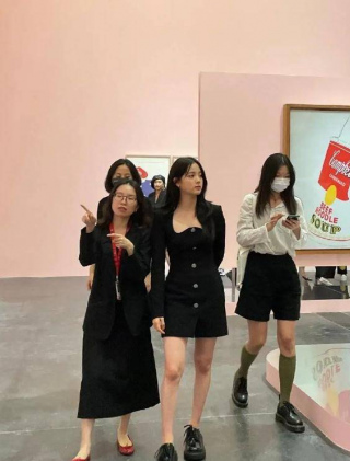 歐陽娜娜看展被偶遇，生圖與精修零差別，蜂腰長腿氣質一流