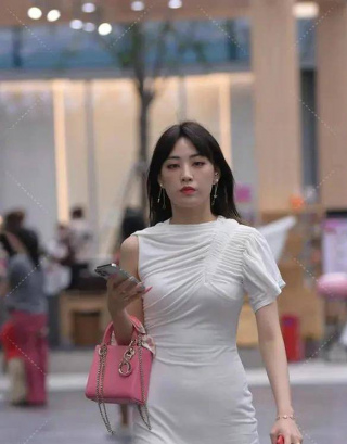 T恤裙既能穿出濃濃的休閑氣質，同樣可以打造出潮人氣質
