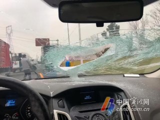 驚魂瞬間！高速途中飛來一塊鋼板，砸中汽車前擋風玻璃！