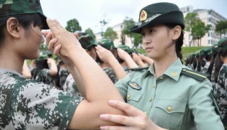 又有教官向女學生表白：為什麼軍訓沒有女教官？