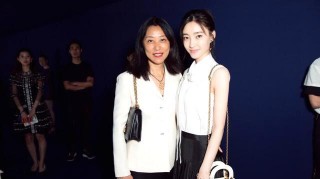 黑白配真好穿，明年開春就可以走起嘍，學王麗坤造型你也可以很美