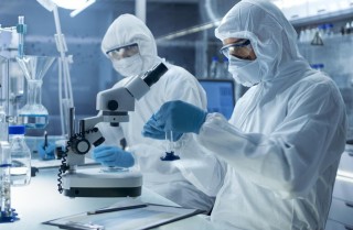 英國下令開啟新實驗，故意讓人感染新冠病毒！遭到多國科學家反對