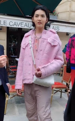 吳亦凡穿上女裝，下身男裝的穿搭，竟意外火了
