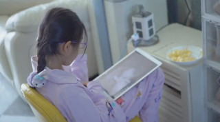 李小璐曬女兒居家日常，甜馨為寵物貓喂罐頭，和寵物狗互動有愛心