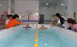 看了不同年齡寶寶的運動重點，明白嬰幼兒遊泳的重要性