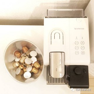 她在電視柜上打造咖啡角，原來膠囊咖啡機這樣擺放會有治癒感