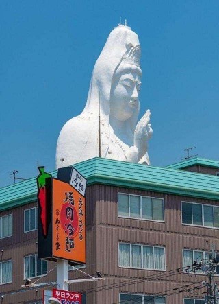 日本建巨大的觀音像，仿佛在監視著市民的一舉一動