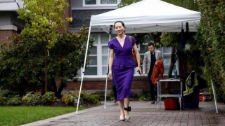 孟晚舟才不是沒品位的女企業家，她的時尚造型驚訝溫哥華