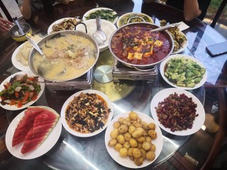 曬一曬神農架木魚鎮旅遊豐盛晚餐，10菜1湯共400元，大家都吃嗨了