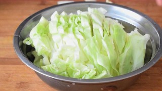 包菜吃了半輩子，這做法第一次見，開水一燙，比吃肉都香