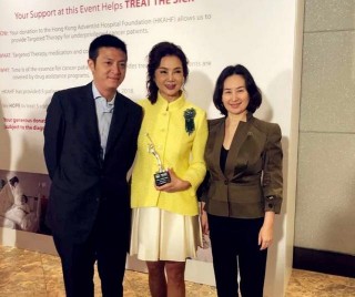 不滿三房四房搶風頭？何超瓊帶親妹出席晚宴，氣場超強如女王出巡